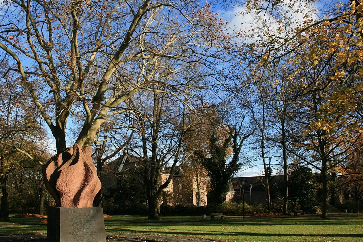 Burggraben und Park von Schloss Nörvenich