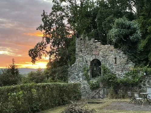 Künstliche Ruine aus Bruchstein im Park der Villa Haas im Licht der untergehenden Sonne