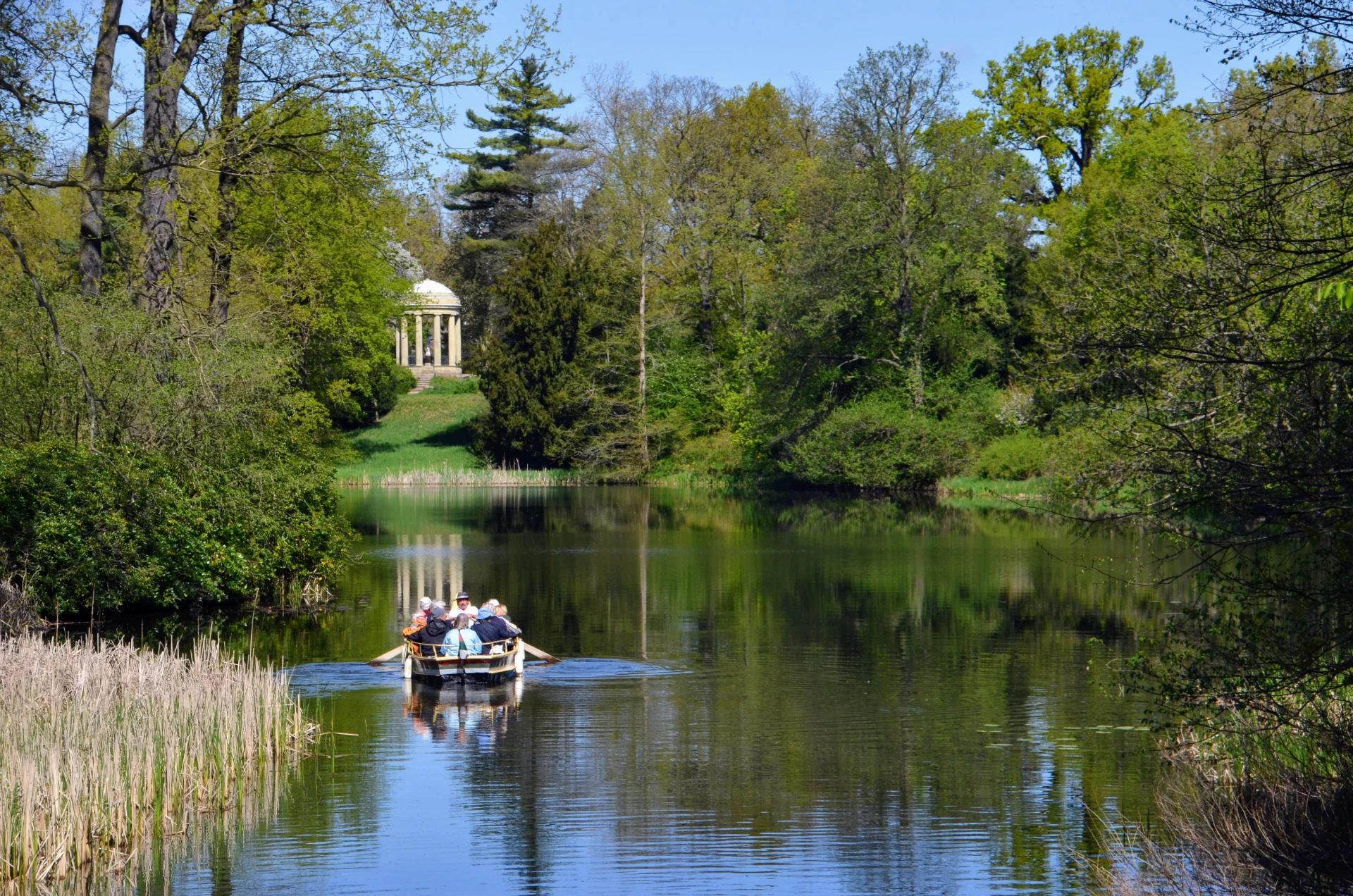 Wörlitzer Park – Gondelboot auf dem Wörlitzer See mit Blick auf das Pantheon zwischen altem Baumbestand